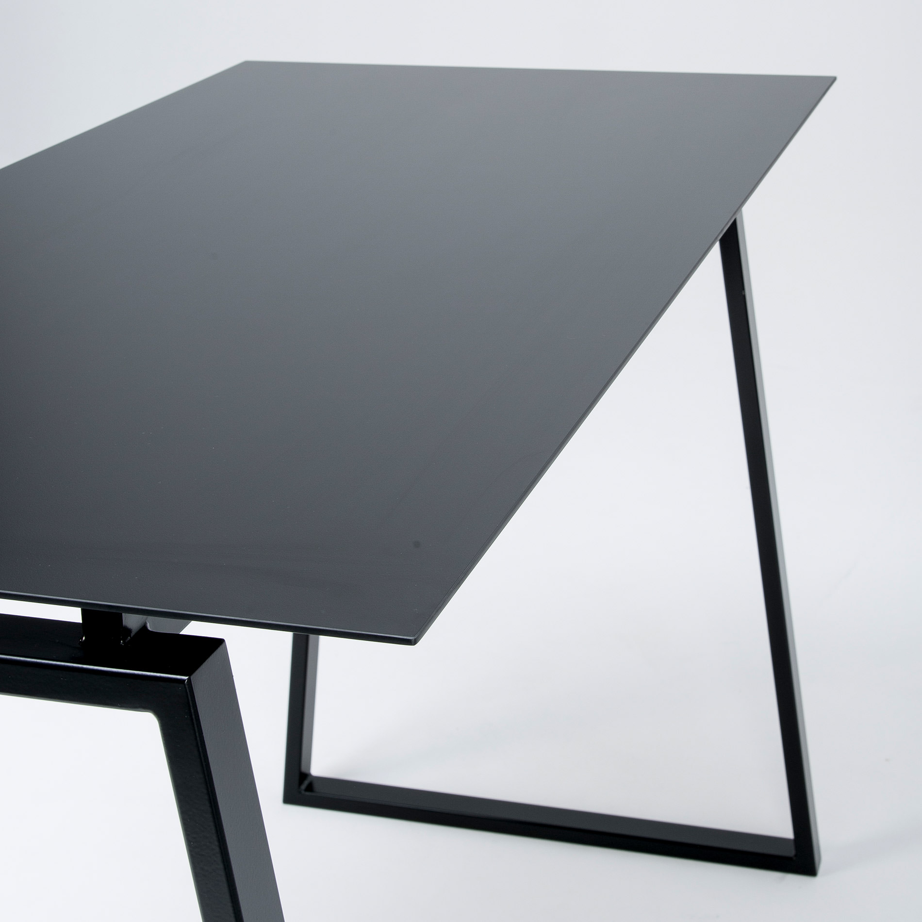 A Birdseye vein of this minimalist yet elegant special edition table by Australian designer FrancoCrea is designer black metal base and black table top